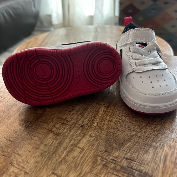 Nike Kids White and Black Sneakers with Pink Accents - Picture 3 of 4